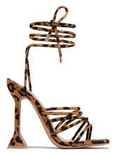 Load image into Gallery viewer, Fenix Pyramid Heel
